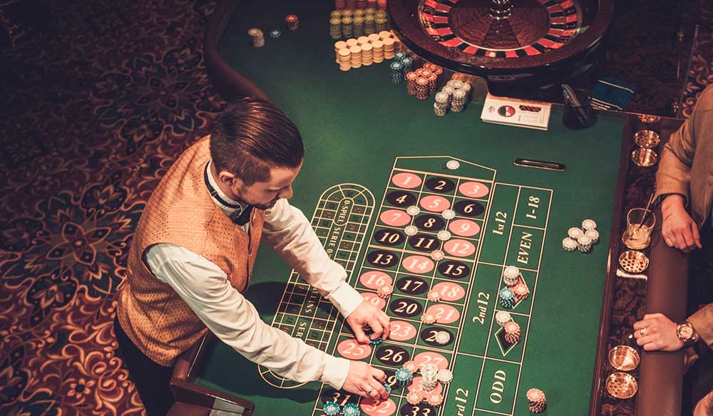 Crupier atendiendo ruleta de un casino fisico