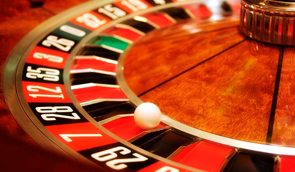 Bola en la ruleta sobre el número ganador
