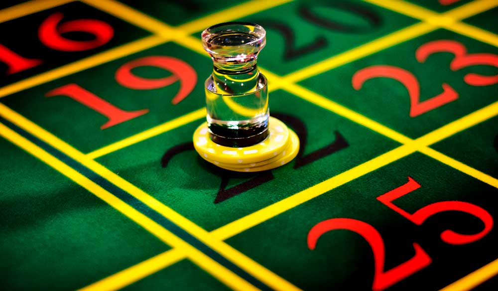Número ganador indicado en el tapete de la mesa de ruleta