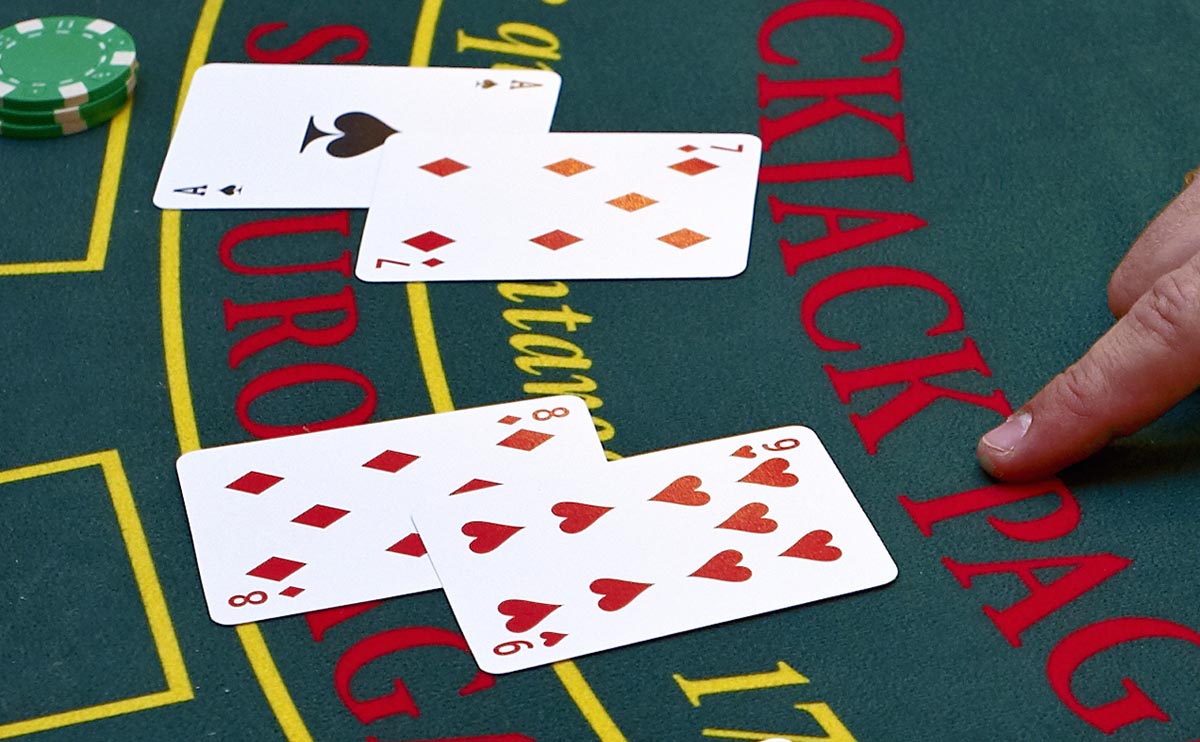 Barajando cartas en Blackjack con cartas españolas paso a paso