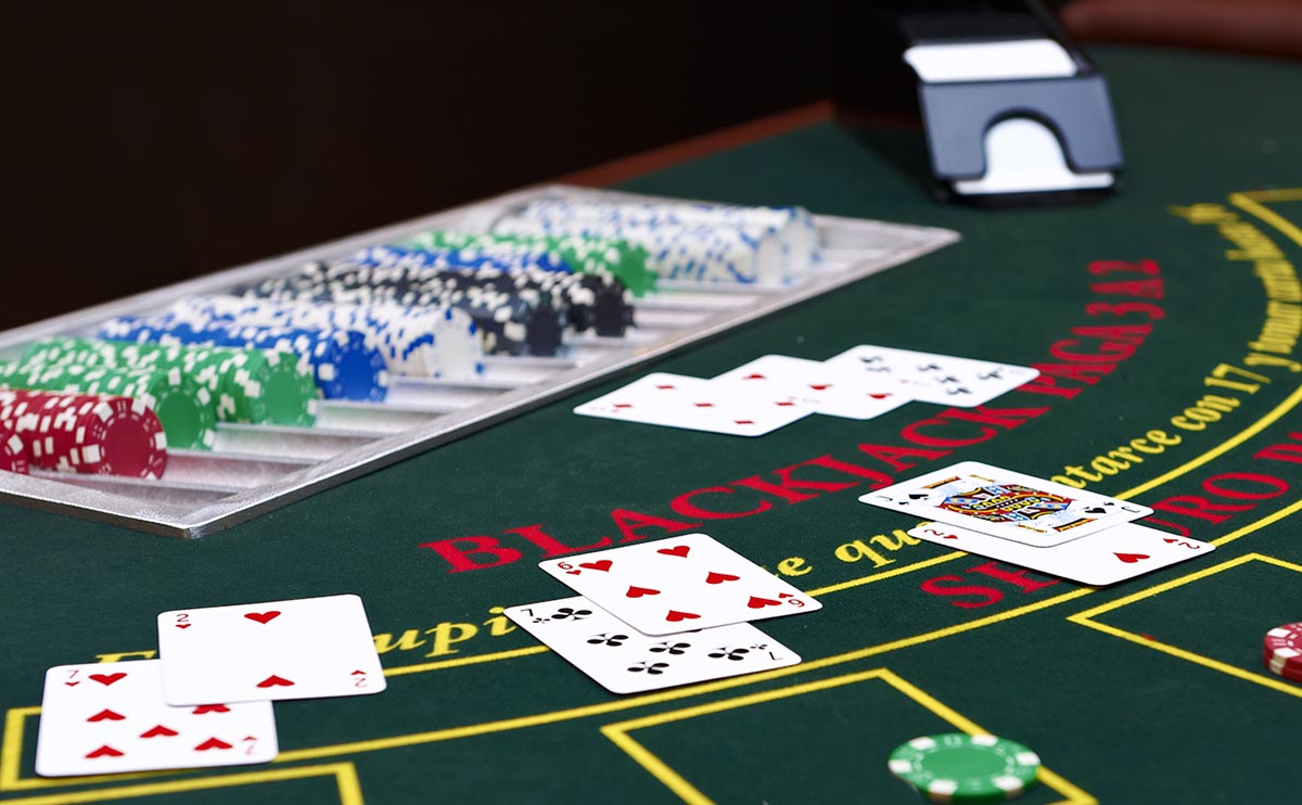 Mesa de blackjack con las cartas iniciales repartidas
