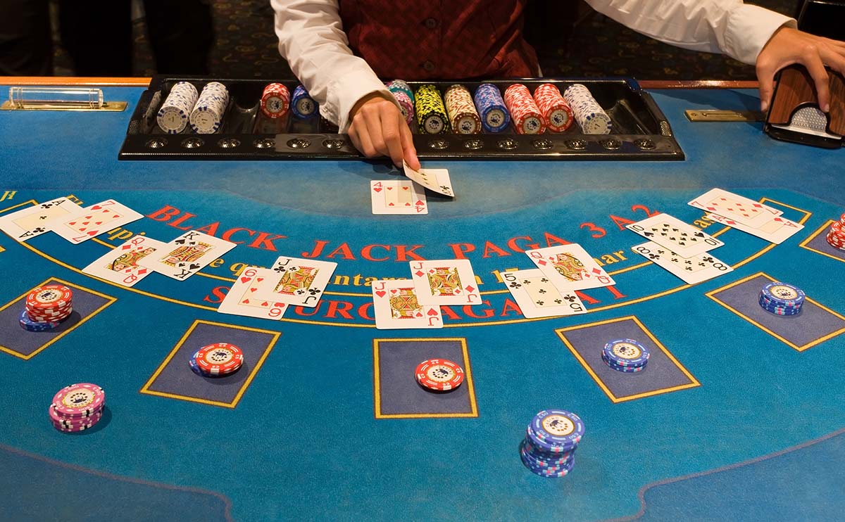 Mesa de blackjack de un casino