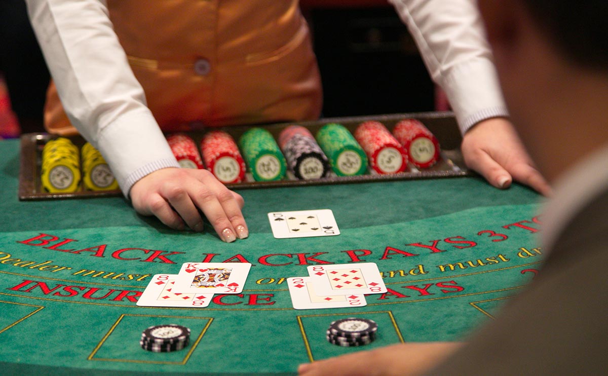 Jugador jugando en una mesa de blackjack