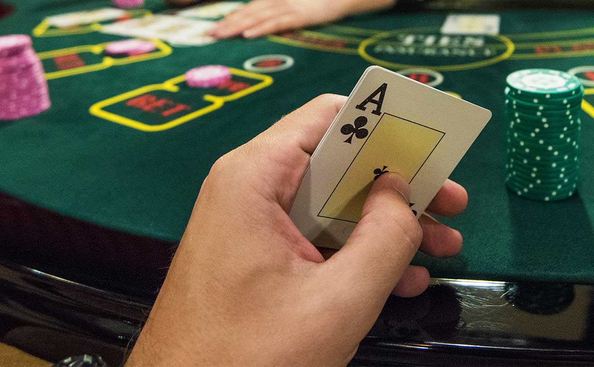 Mesa de Casino Hold'em con una partida en juego