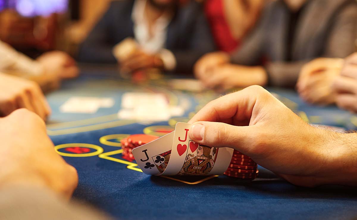 Jugador viendo sus cartas en una mesa de Casino Hold'em