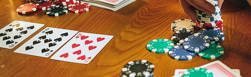 Partida de poker en casa de pocas fichas