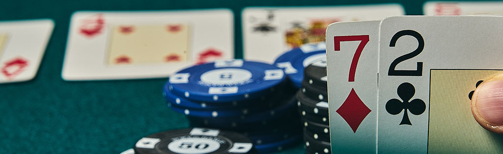 Jugada 7-2 en mesa de poker de cash