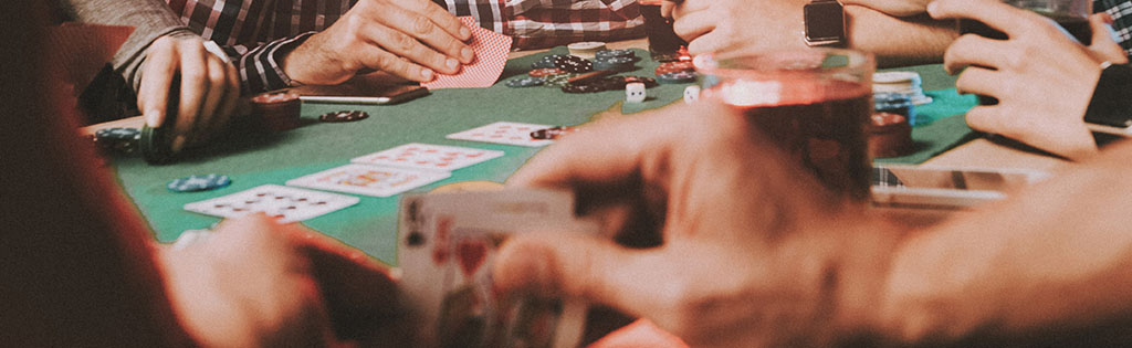 Varios amigos jugando al poker en un partida informal