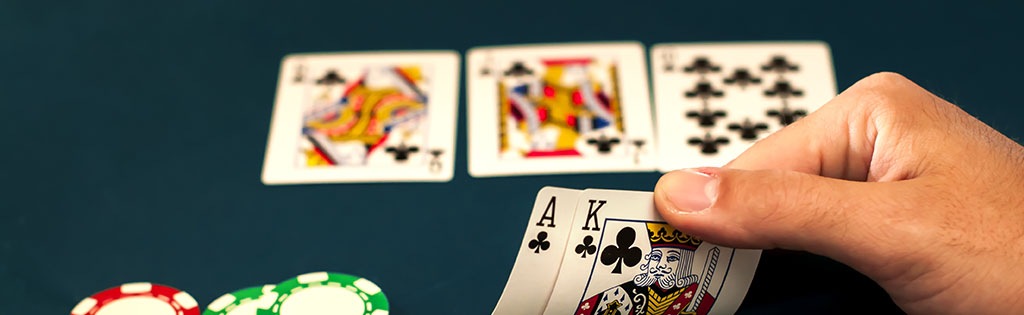 Mano de AS-K de treboles en el flop de Texas Hold'em