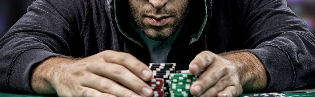 Primer plano de jugador de poker en un torneo