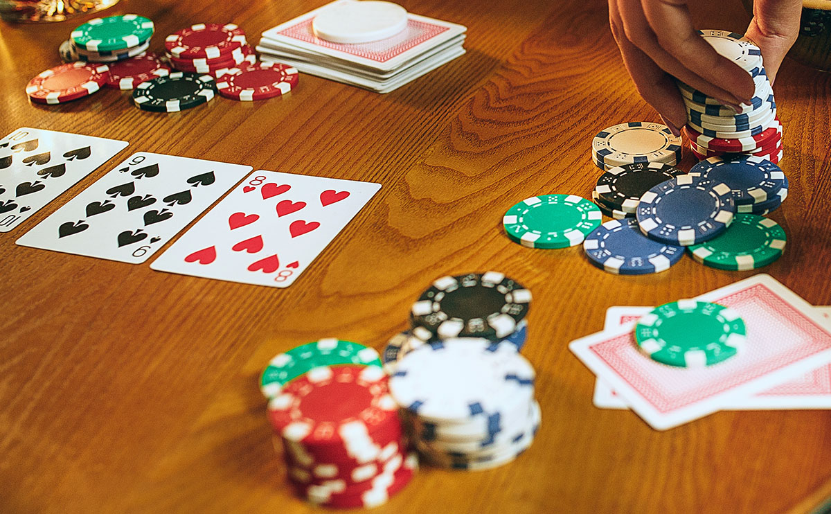 ¿Cómo jugar poker en casa? Una guía rápida para comenzar