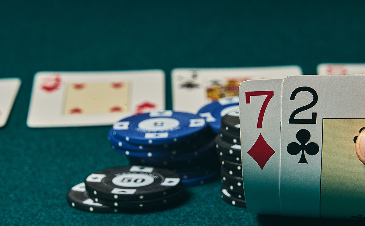 Jugada 7-2 en mesa de poker de cash