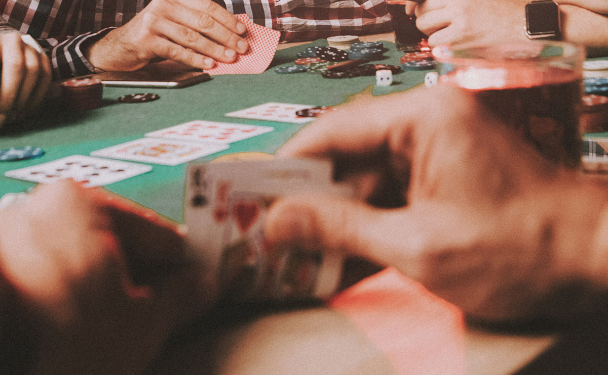 Varios amigos jugando al poker en un partida informal