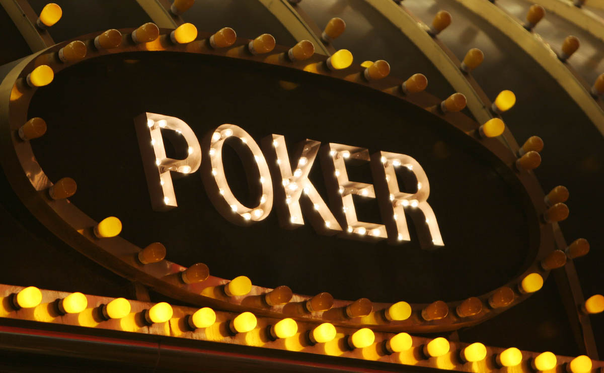 Cartel luminoso con la palabra poker