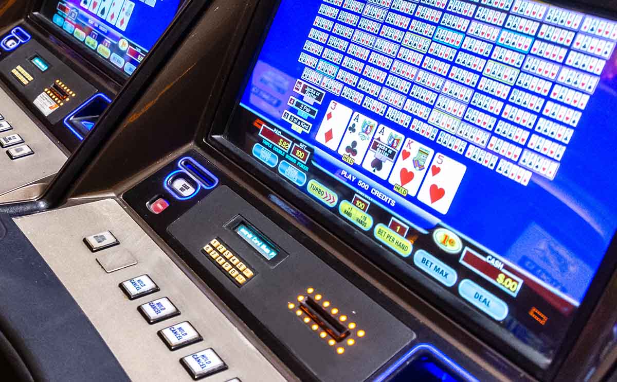 Máquina de video poker con juego multimano
