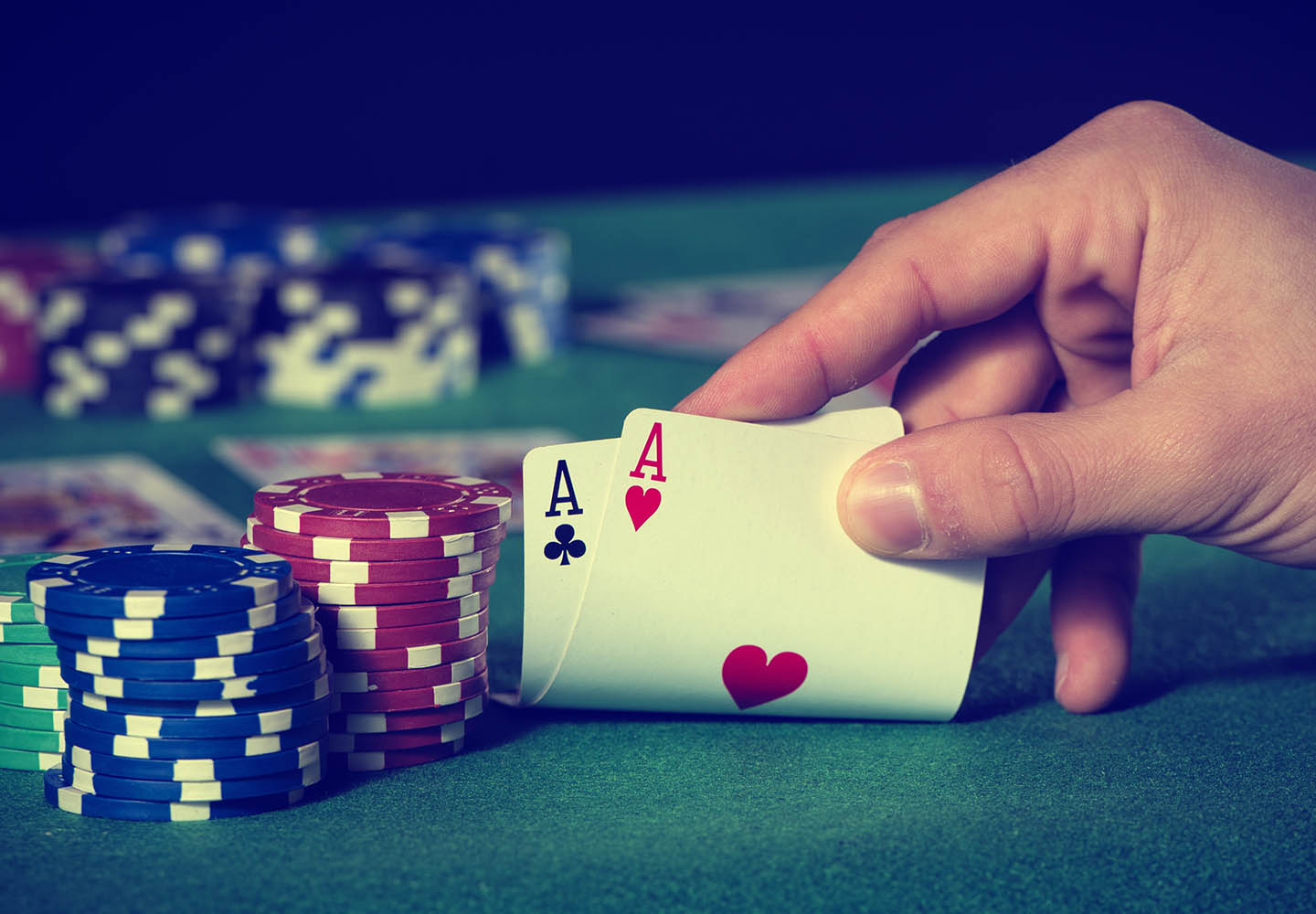 Dos ases con fichas de poker